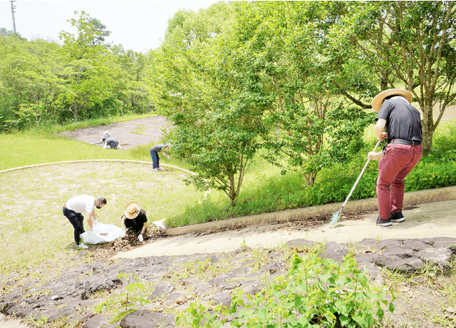 清掃業務で公園の維持に（ささやかですが）役立っています。